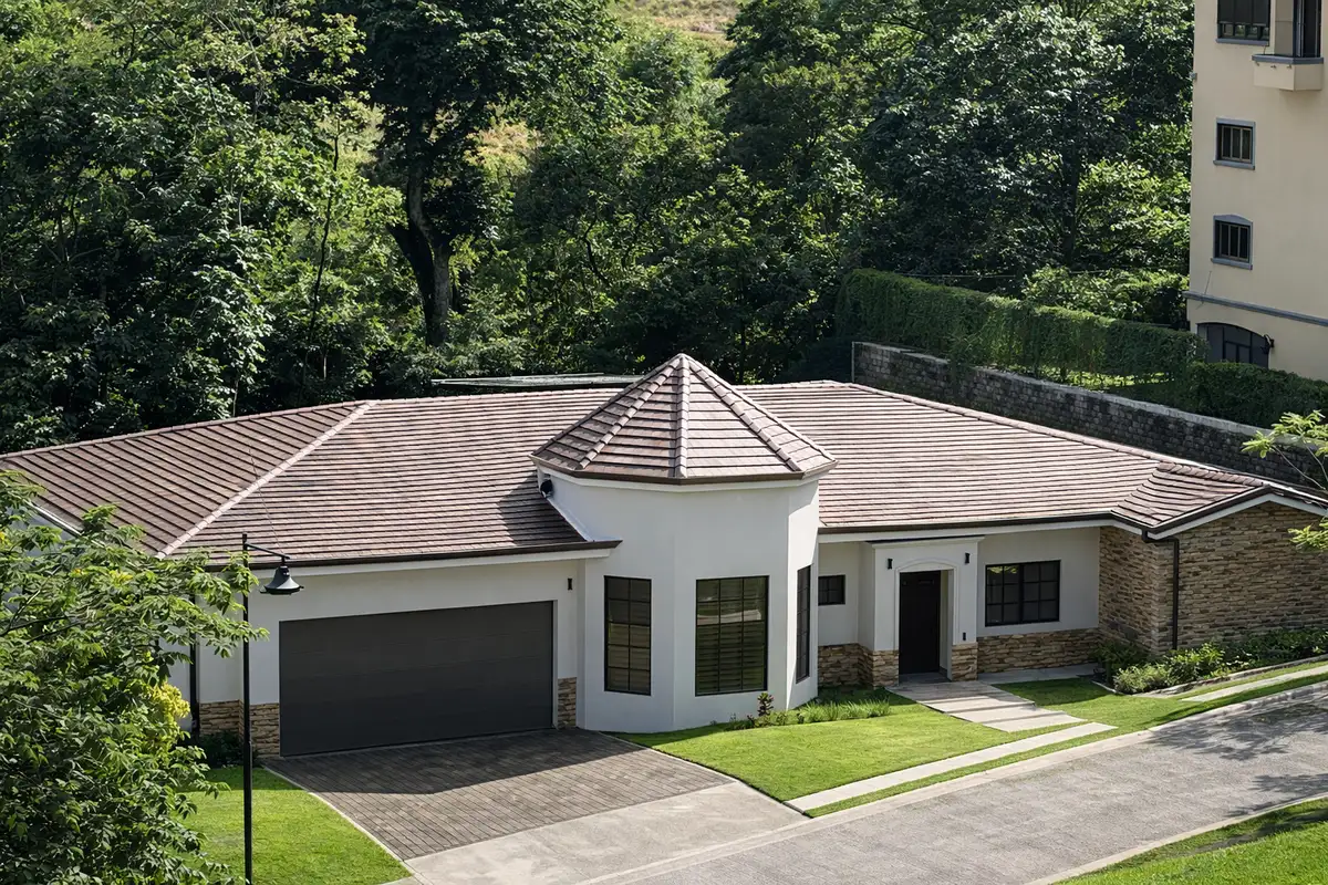 Sala principal Casa CC — acabados de madera y ventanales