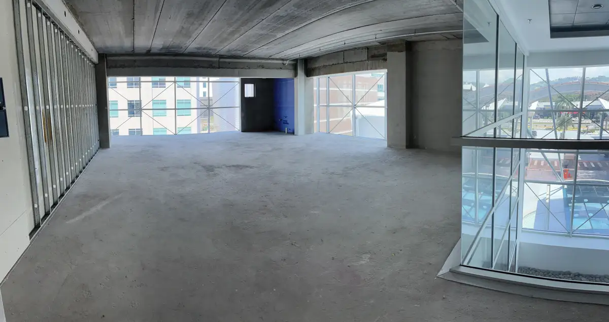 Interior Oficina Escazú — área de trabajo con diseño abierto